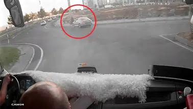 Diyarbakır Bağlar'da kaldırımda yürüyen anne ve iki çocuğuna otomobil çarptı: 3 yaralı