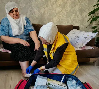 Diyarbakır'da kapı kapı dolaşıp hasta ve engelli vatandaşlara ilaç oluyorlar