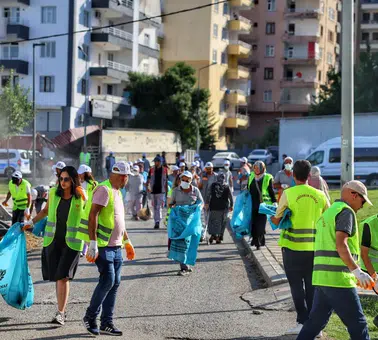 Kayapınar'da eline poşeti alan çöp toplamaya koştu: Rekor katılım vardı