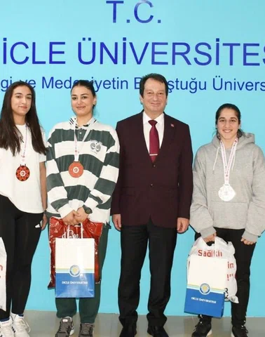 Diyarbakır'ın madalya avcıları: Dicle Üniversitesi Kick Boks'a damga vurdu!