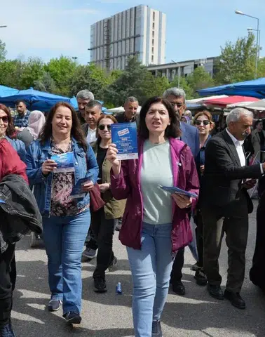Diyarbakır'da belediye sokak sokak gezip vatandaşları 1 Mayıs'a davet etti