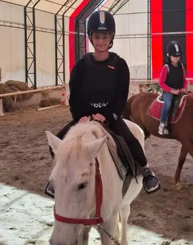 Diyarbakır'da özel öğrencilerin hipodrom keyfi: Hayvan sevgisi uygulamalı öğretiliyor