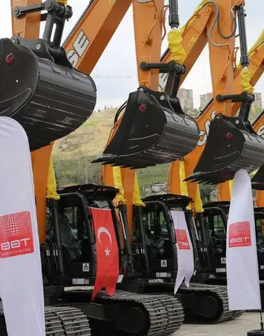 Diyarbakır'ın belediyesine iş makinesi hibe edildi