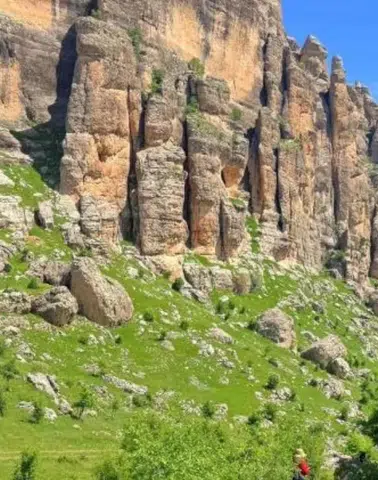 Diyarbakır'da Çermik'in Gelincik Dağı Kapadokya'yı andırıyor: Yılda 500 bin turist ağırlıyor
