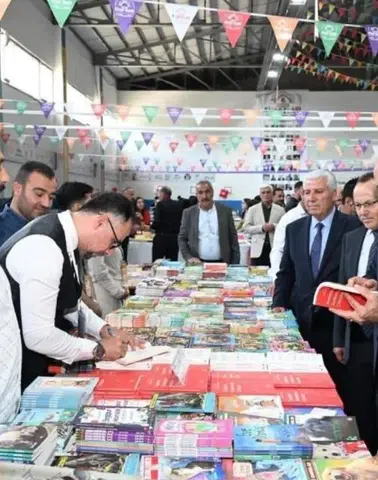 Çermik'te kitap fuarına Vali damgası: Zorluoğlu yazar ve öğrencilerle buluştu