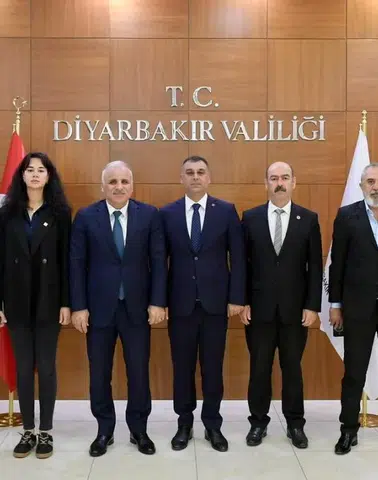 Diyarbakır Valisi Zorluoğlu'na CHP İl Yönetimi'nden ziyaret: Şehir için işbirliği ele alındı