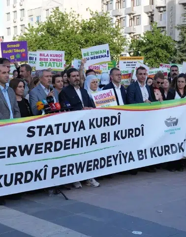 Diyarbakır'da Kürtçenin korunması ve yaşatılması için bir araya geldiler