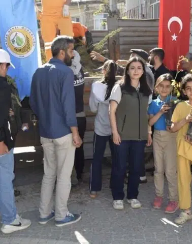 Diyarbakır Dicle’de ücretsiz dağıtılan bin 500 fidan toprakla buluşuyor