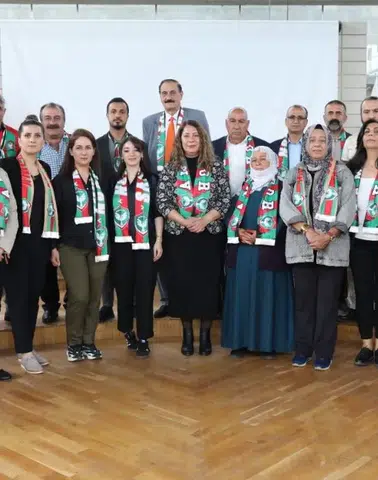 Diyarbakır'da belediye meclisinde Amedspor kutlaması: Atkılarla geldiler