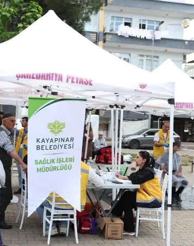 Diyarbakır'da belediye sağlık çadırı kurdu: Ölçümler yapıldı, tıraş hizmeti verildi