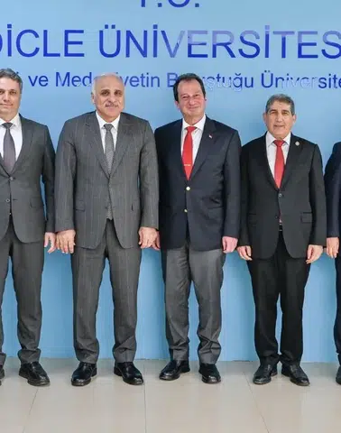 Diyarbakır'da Vali  ve Rektör, hastane projesini konuştu