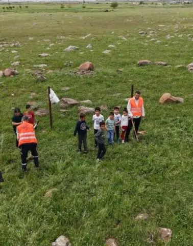 Diyarbakır'da minik eller toprakla buluştu: Belediye personeli yalnız bırakmadı
