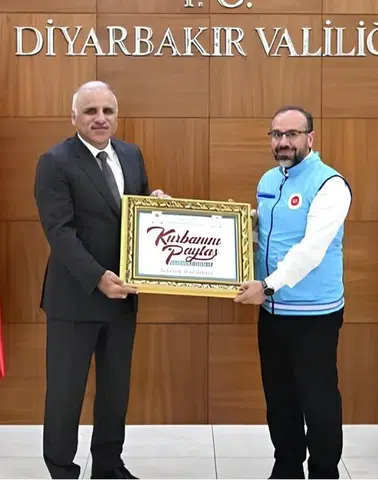 Diyarbakır Valisi Zorluoğlu kurban vekaletini Diyanet Vakfı'na verdi