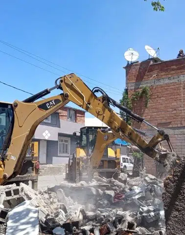 Diyarbakır'da can güvenliğini tehdit eden metruk binalara kontrollü yıkım