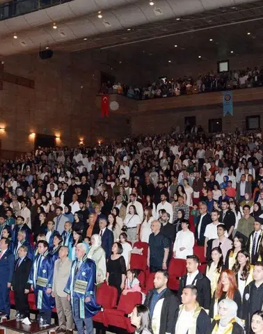 Diyarbakır'da mezuniyet coşkusu: Dicle Üniversitesi'ne veda ettiler