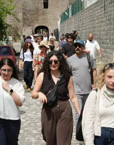 Sur'da kolektif hafıza yürüyüşü: Diyarbakır'da barış için geçmişle yüzleştiler