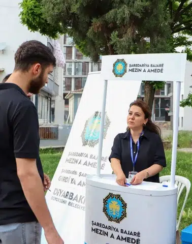 Diyarbakır’da belediye parklarda stant kurdu: Vatandaşın talepleri toplanıyor