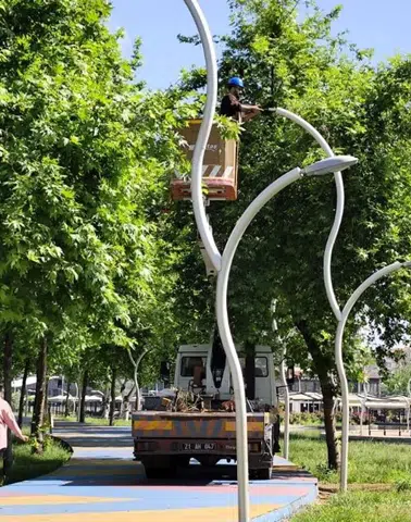 Diyarbakır'da parklara bayram bakımı: Çimler biçiliyor, aydınlatma takılıyor