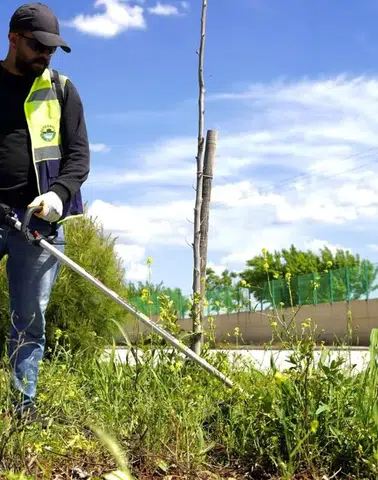 Diyarbakır OSB'de yangın riskine karşı refüj ve kaldırım temizliği