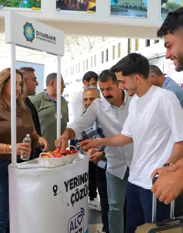 Diyarbakır'da bayram dayanışması: Belediye ekipleri ikramda bulundu
