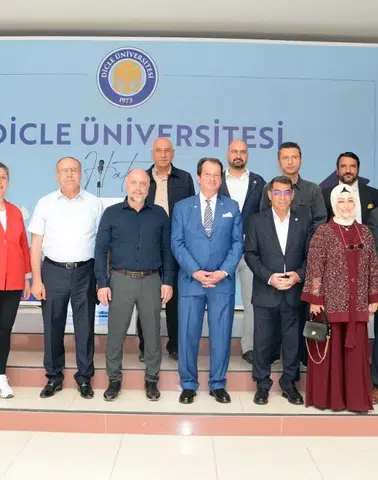 Dicle Üniversitesi'nde bayramlaşma coşkusu: Rektör Eronat personelle bir araya geldi