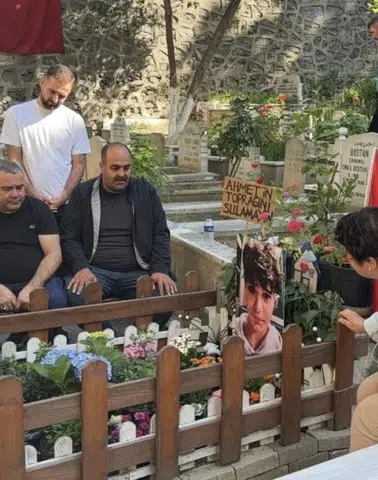 Narin Güran'ın babası Arif Güran, İstanbul'da Ahmet Minguzzi'nin mezarına gitti