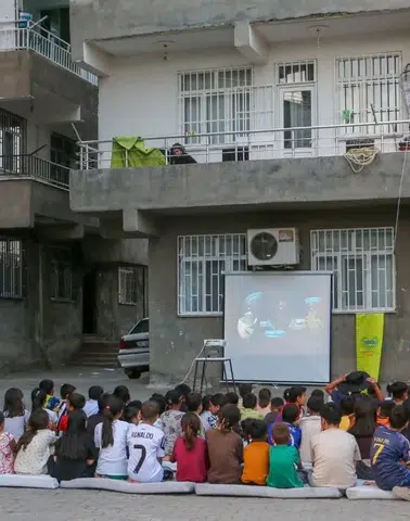 Diyarbakır'da 24 mahallelik dev proje başladı: Spor sahaları kuruldu, sinema perdesi açıldı