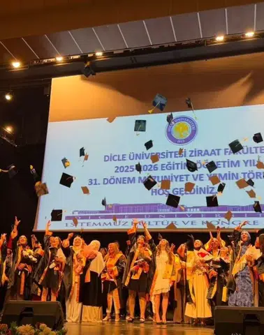 Dicle Üniversitesi'nde hem kep fırlattılar hem yemin ettiler