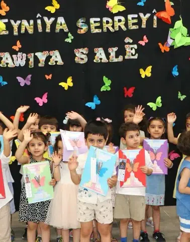Zarokistan'da yıl sonu coşkusu: Öğrenciler karne sevincini yaşadı