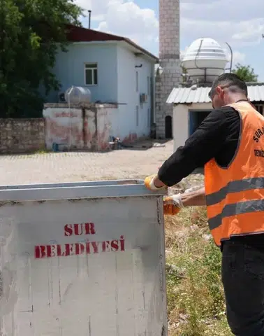 Diyarbakır'a hijyenik dokunuş: 4 mahalleye konteyner desteği