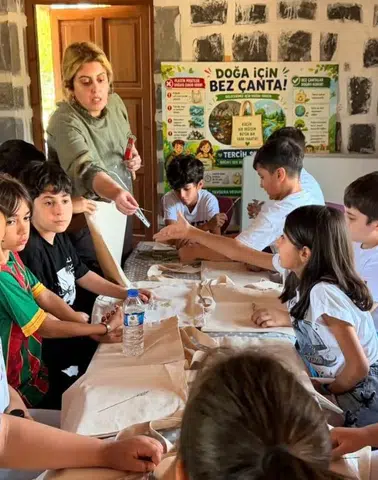 Diyarbakır'da çocuklar bez çanta, kağıt ve kuş yemliği yapmayı öğrendi