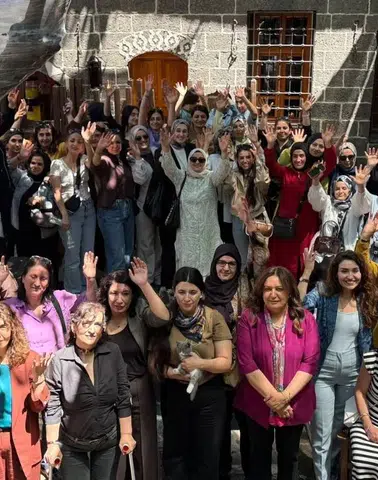 Diyarbakır Sur’da anlamlı buluşma: İşitme engelli kadınlarla ortak yaşam konuşuldu