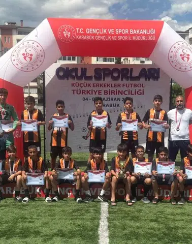 Diyarbakır'daki okul futbolda büyük gurur yaşattı: Karabük'te derece yaptılar