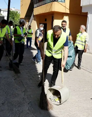 Diyarbakır'da Dünya Çevre Günü’ne özel çalışma: İki mahalle 100 kişilik ekiple temizlendi