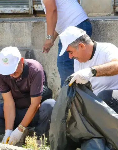 Diyarbakır'da sokaklar dip bucak temizlendi: Eşbaşkan çöpleri topladı, örnek oldu