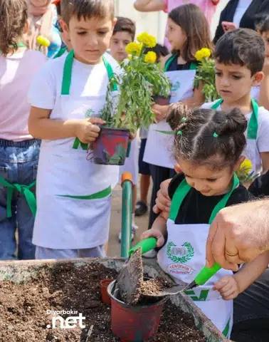 Diyarbakır'da minik bahçıvanlar sahada: Toprakla buluştular, sertifika aldılar
