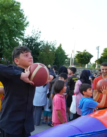 Diyarbakır'da tırmanma duvarından basketbola çocukları doyasıya eğlendiren şenlik: