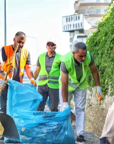 Kayapınar'da Eşbaşkan Dündar çöp topladı, herkese örnek oldu