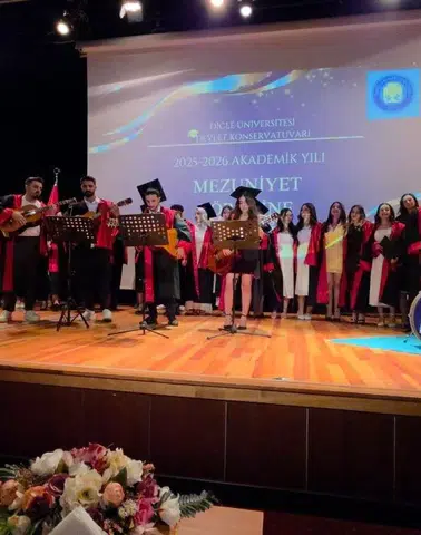 Bir dönem sahne ışıkları altında bitti: Dicle Üniversitesi’nde gurur günü