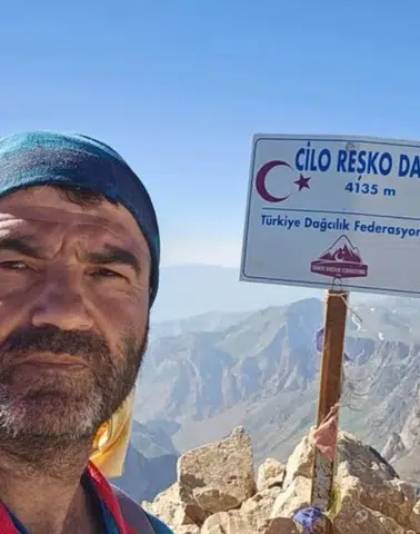 Diyarbakırlı dağcıdan tarihi tırmanış: 4 bin 135 metrede poz verdi