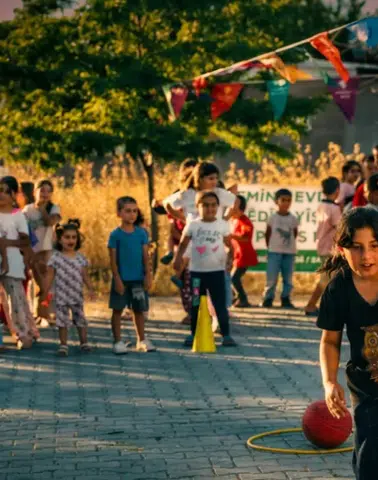 Kayapınar'da kadınlara atölye, çocuklara oyun: Mahallede eğlenceli etkinlik
