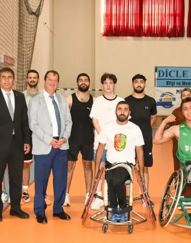 Diyarbakır'da özel yetenek sınavına büyük ilgi: Yüzlerce aday ter döküyor