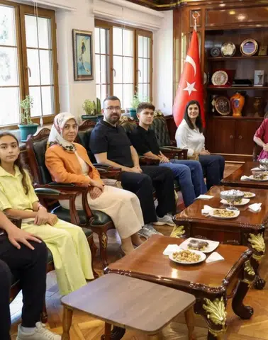 Diyarbakır'da LGS'den tam puan alan öğrenciler Eşbaşkan Bucak'a konuk oldu