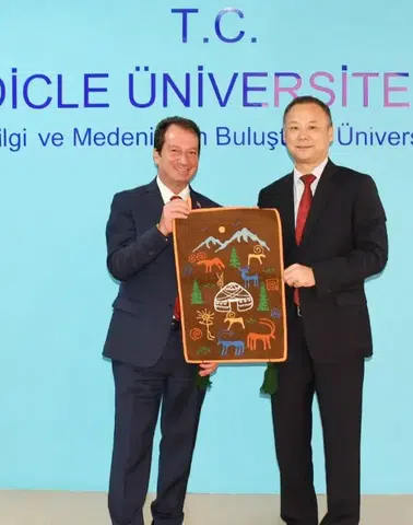 Kırgızistan Ankara Büyükelçisi Diyarbakır'da: Dicle Üniversitesi ile iş birliği teması