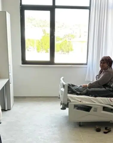 Dicle Devlet Hastanesi hizmete girdi: Kaymakam Mustafa Atış'tan hasta ziyareti