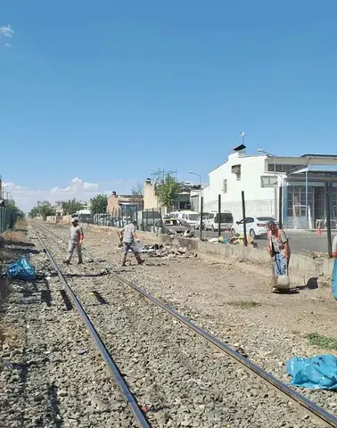 Diyarbakır'da tren raylarından 100 torba çöp çıktı: Çirkin görüntü sona erdi