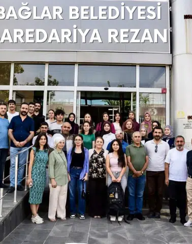 Bağlar'dan 52 öğrenci üniversiteye yerleşti, Eşbaşkan hediyelerini verdi