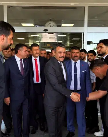 MHP Diyarbakır teşkilatından Başkan Özcoşkun'a sürpriz karşılama: Konvoy kenti inletti