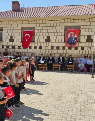 Dicle'de İlköğretim Haftası coşkusu: Kaymakamdan miniklere sürpriz hediyeler
