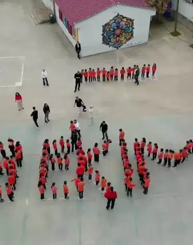 Silvan'da 29 Ekim coşkusu: Öğrenciler Malabadi Köprüsü'nde Cumhuriyet'i kutladı